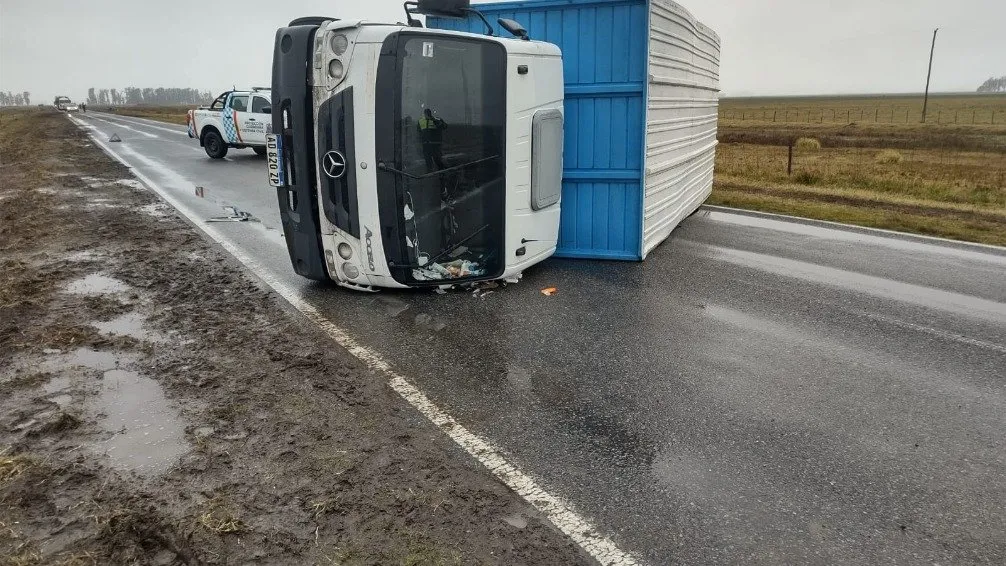 Volcó un camión cargado de frutas y verduras en la Ruta Nacional 205